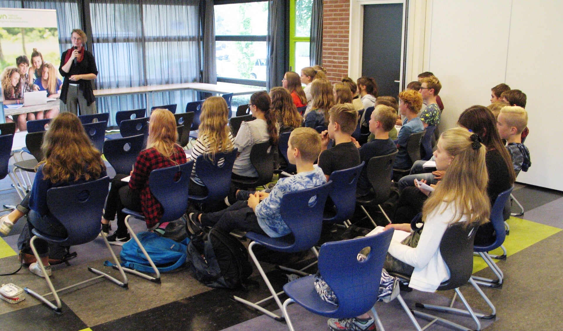 Jolanda Snellenberg van de gemeente Winterswijk legt de leerlingen uit welk advies ze wil. Foto: Bernhard Harfsterkamp
