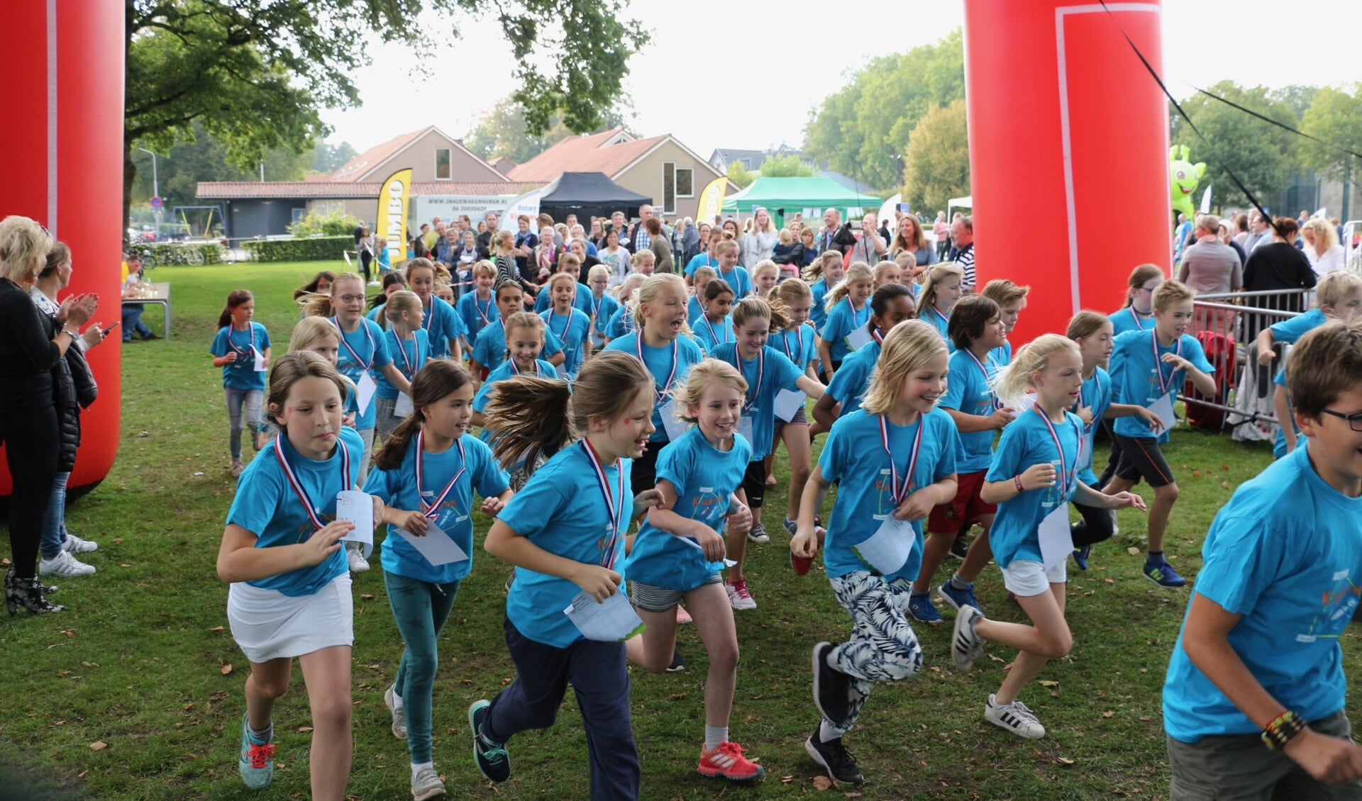 320 kinderen van de drie basisscholen in Gorssel, Joppe en Epse hebben vrijdag samen de Rotary Kidsrun gelopen. Foto: PR