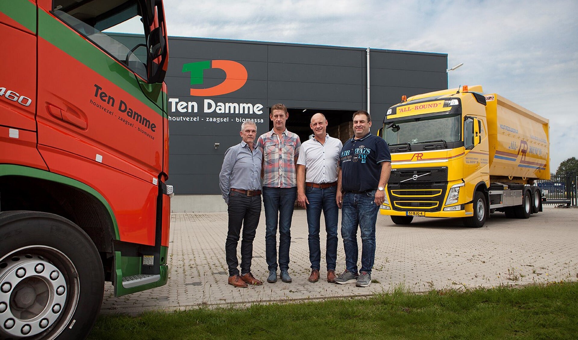 De directie van beide bedrijven bij het bedrijfspand van Ten Damme op de Laarberg. Foto: PR