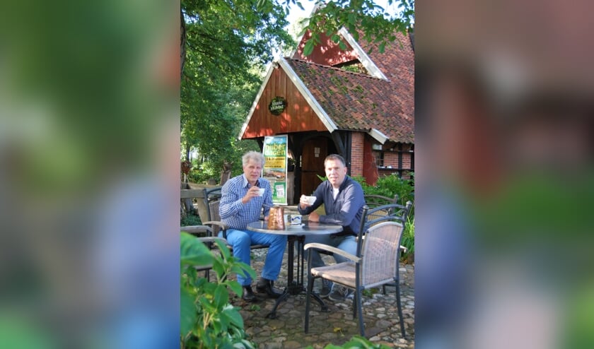 Links Ben Weenink, eigenaar Erve Kots en rechts Mark Oude Luttikhuis, bladmanager Naober magazine en eventmanager Naoberdagen. Foto: PR