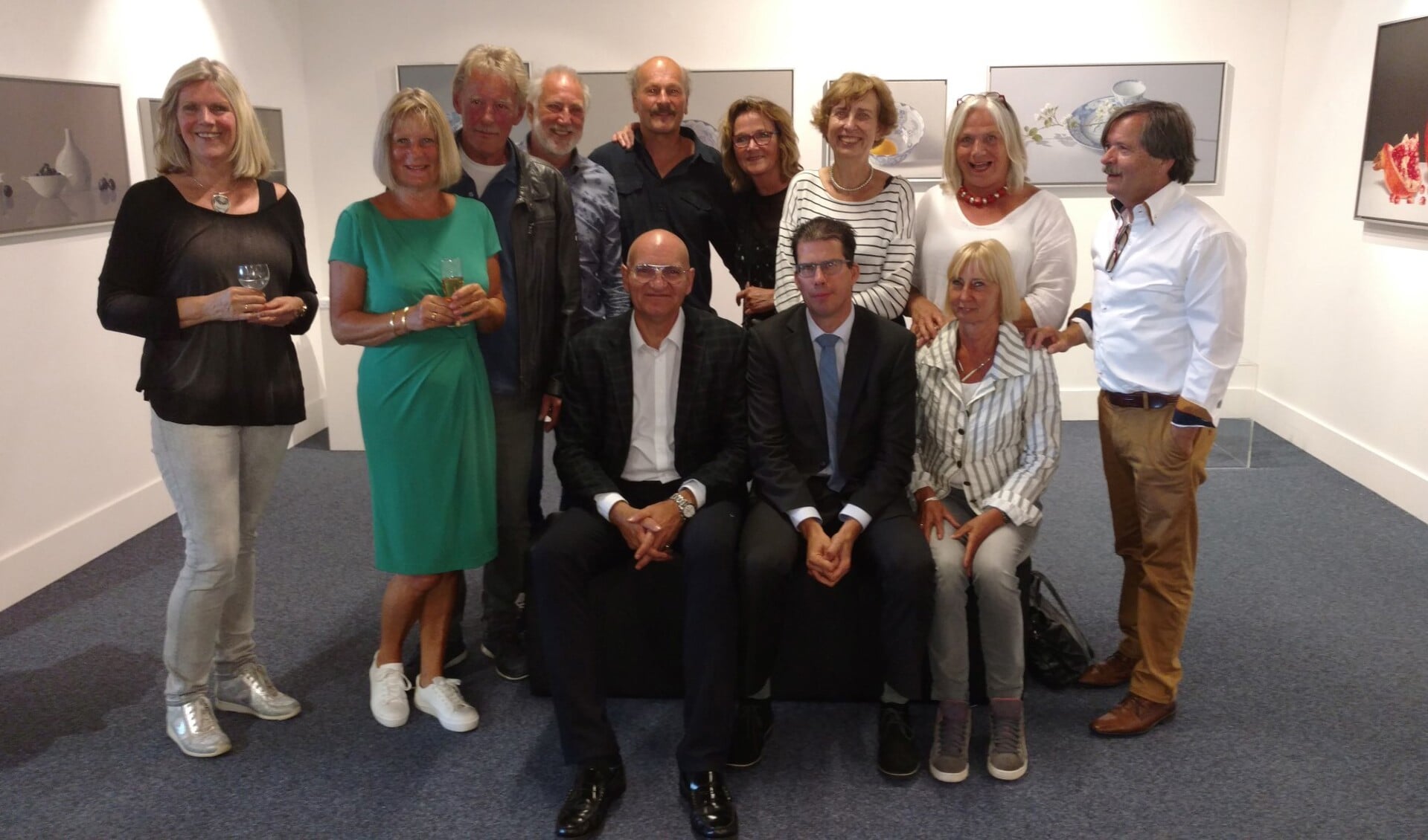  Het collectief Diversity met vooraan in het midden de burgemeesters Joost van Oostrum (l) en Ralph Brodel van Sudern. Foto: Ton Kolkman