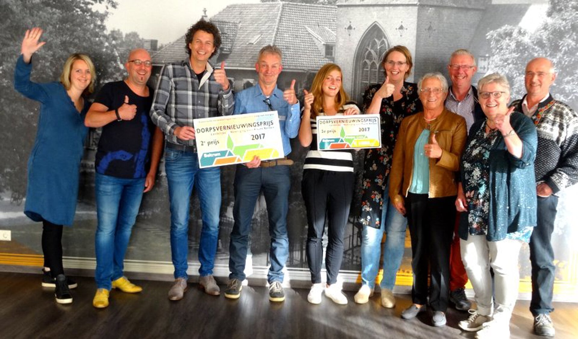 De jonge enthousiaste groep Beltrummers met de prijs en de oorkonde. Foto: Edmund Heutinck