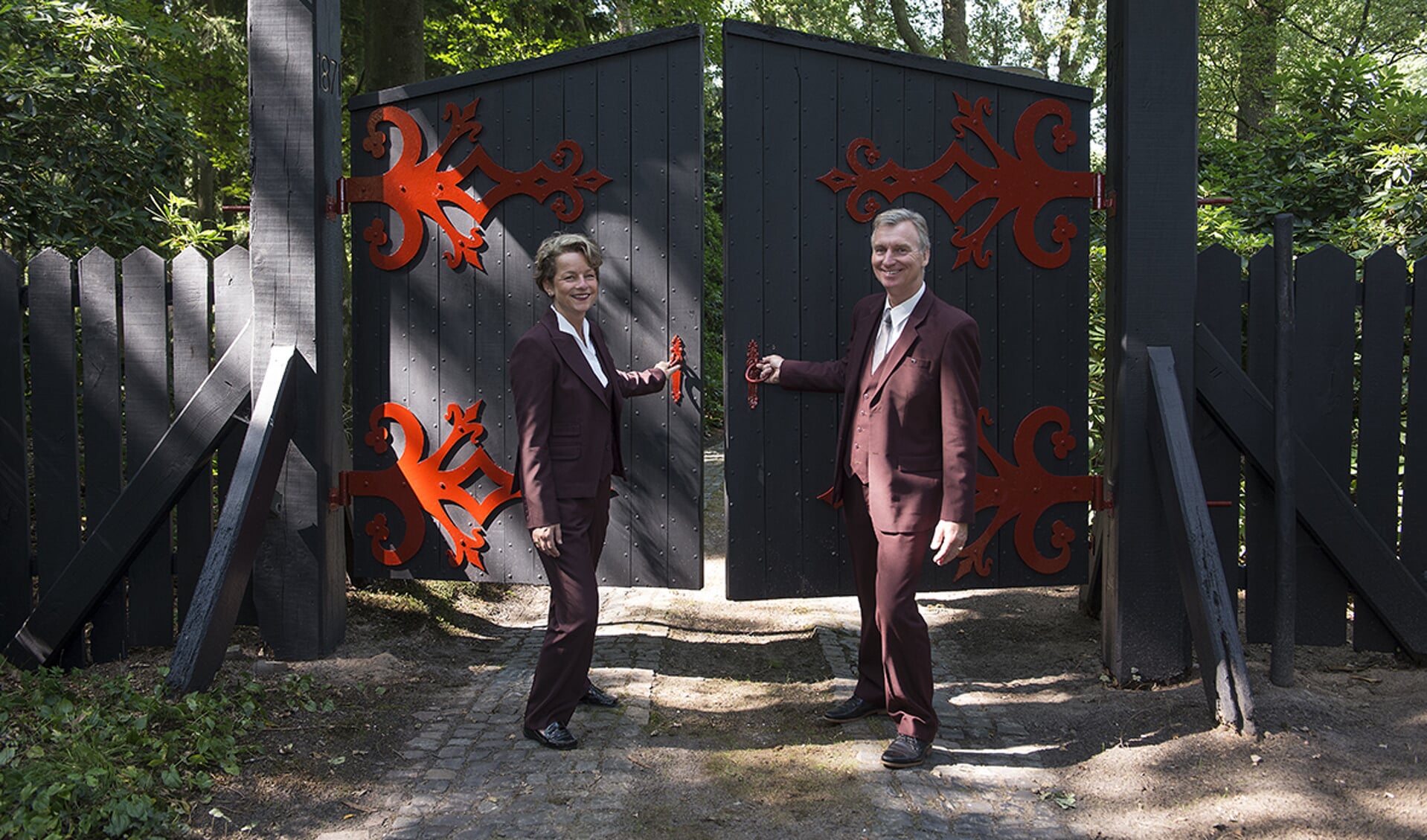 Sonja en Gert Brinkhorst openen de deuren van landgoed Het Aamschot, waar Crematorium Hart van Berkelland is gevestigd. Foto: Gerard Mühlradt Fotografie