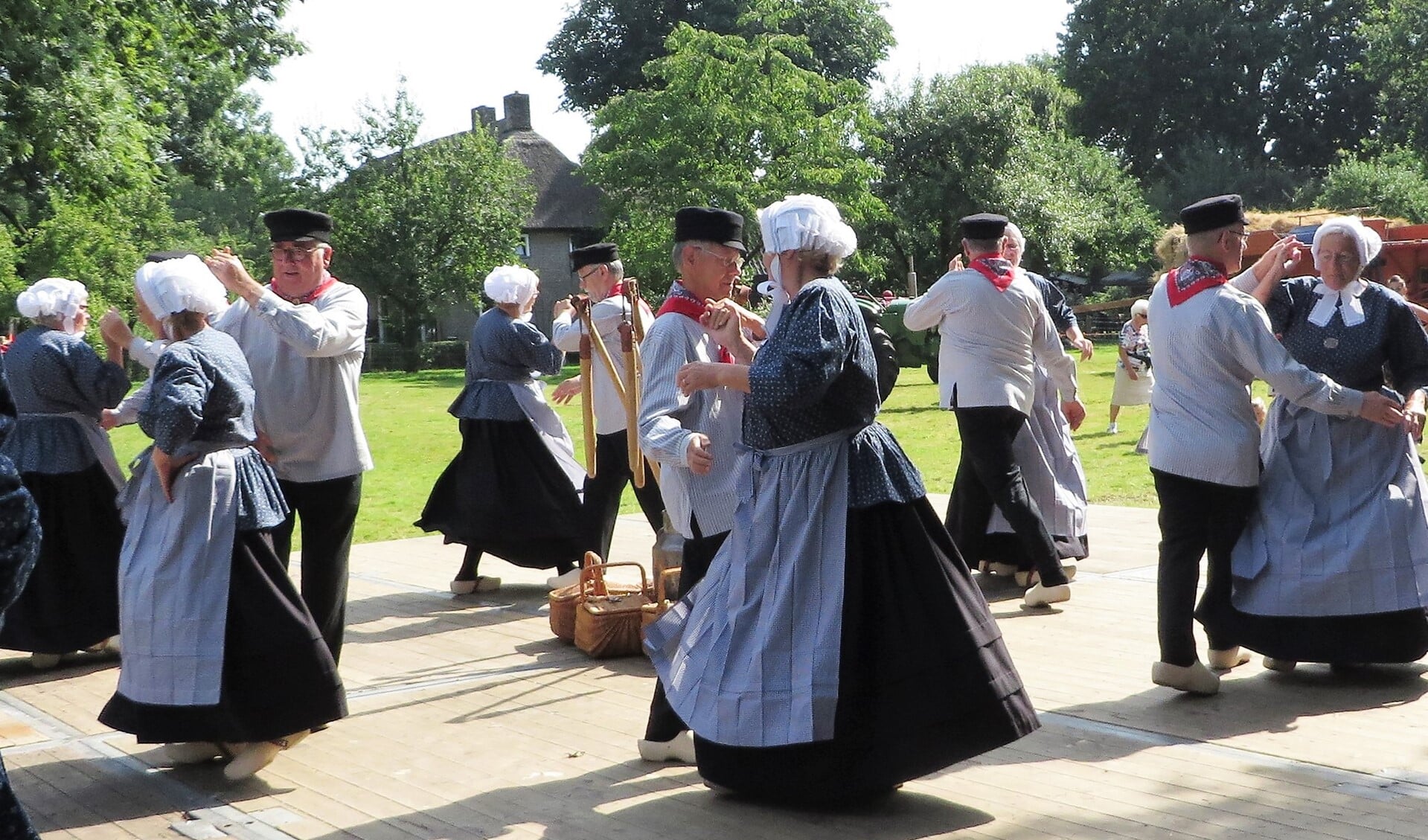 Na een jaar voorbereidingen is zaterdag de landelijke folkloredag in Ulft, bij de Dörsvlègels. Foto: PR