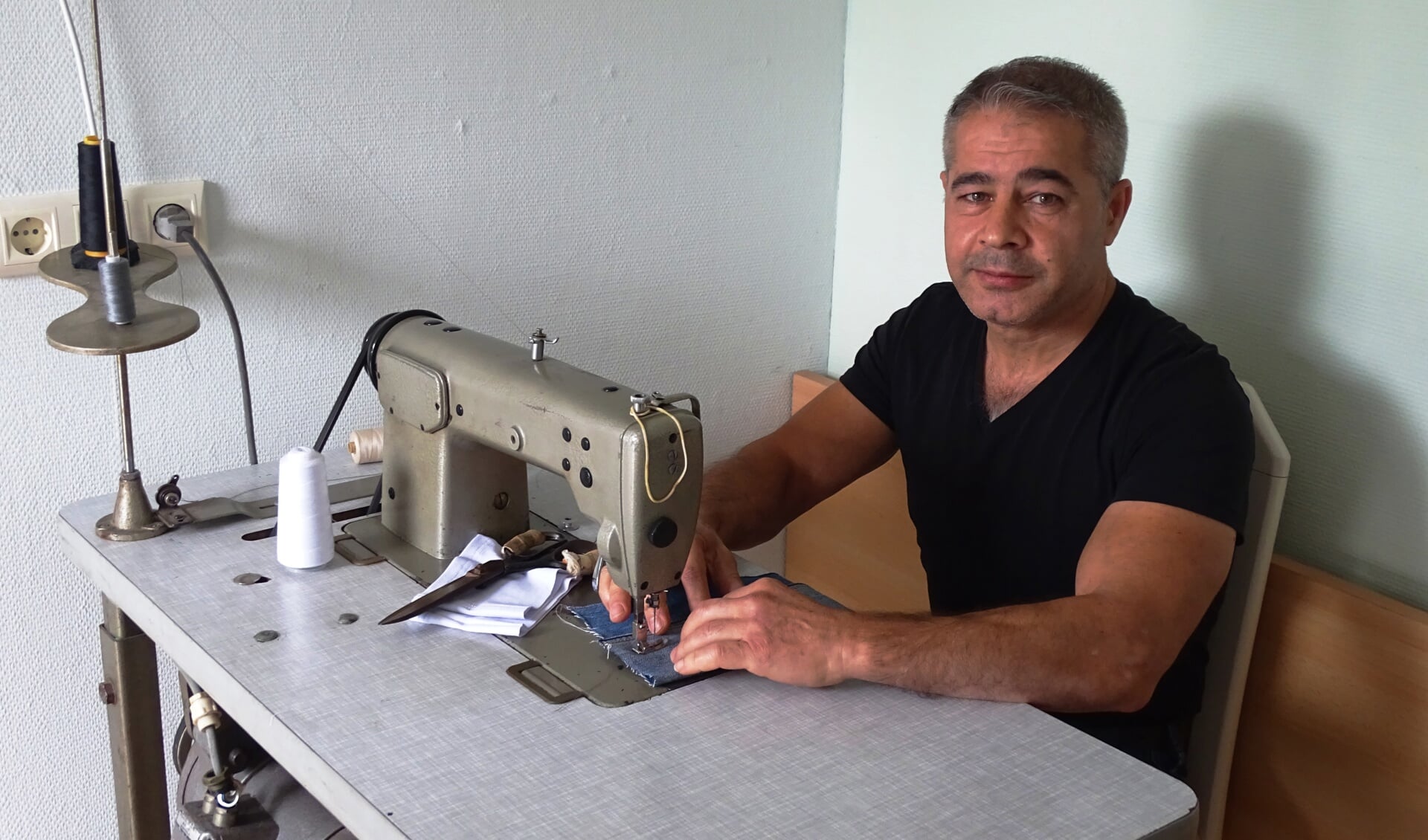 Kamiran Baker uit Syrië zet zijn werk als kleermaker in Baak voort. Foto: Daan van Leeuwen