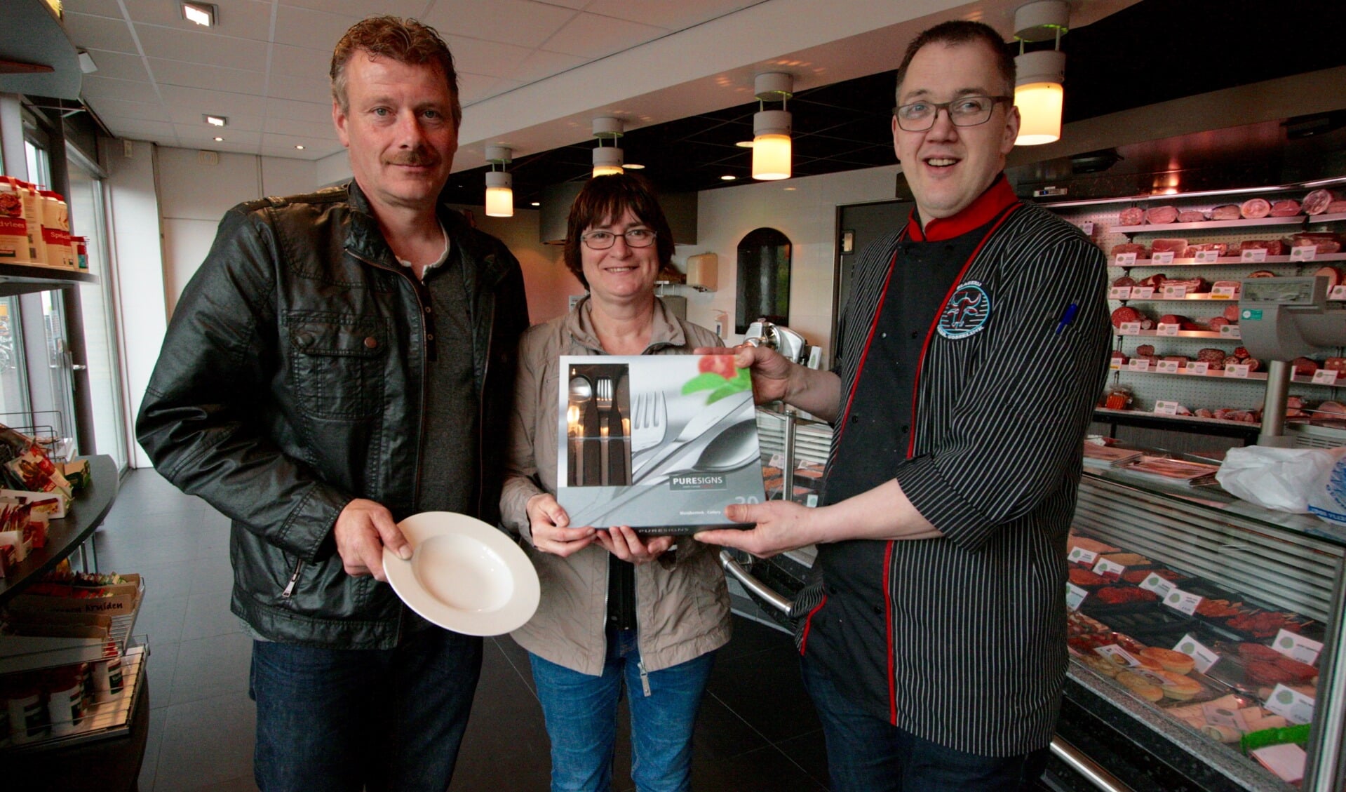 André en Jacquelien Schilderink uit Beltrum krijgen de 'gedekte tafel' uitgereikt van Vincent Gosselink. Foto: PR