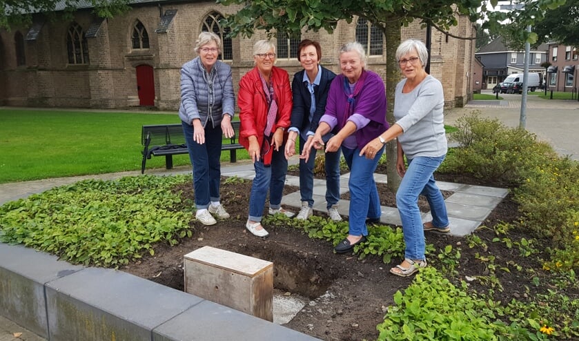 Dankzij Truus Teunissen, Toos Bijenhof, Betsy van den Berg, Monique Schieman en Riet Harmsen (v.l.n.r.) brandt de vredesvlam vanaf volgende week in Hengelo. Foto: Luuk Stam