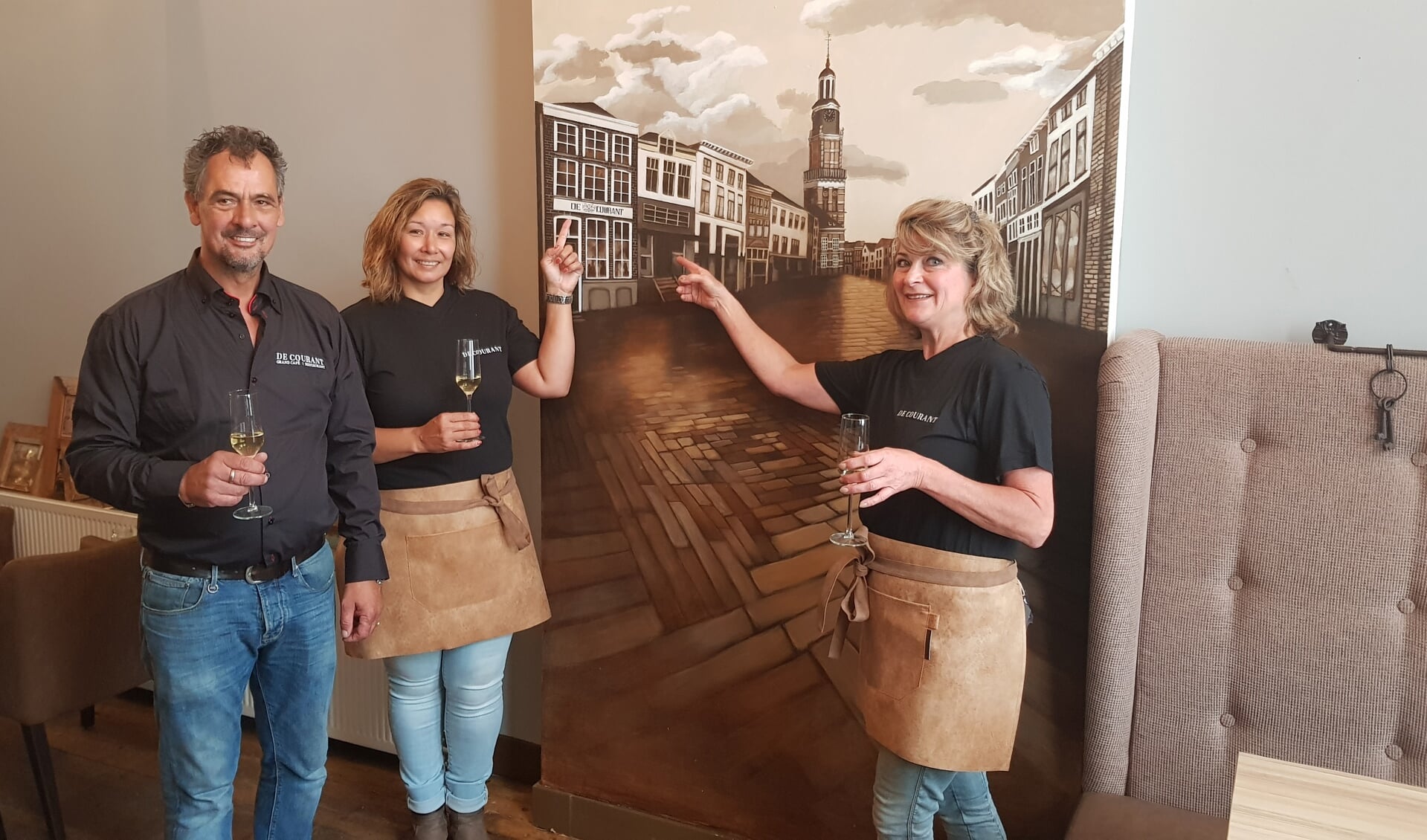 John de Boer gaat samen met zijn dochter Isabel (midden) en zijn vriendin Harma Teunissen grand-café restaurant De Courant in Zutphen runnen. Foto: Luuk Stam