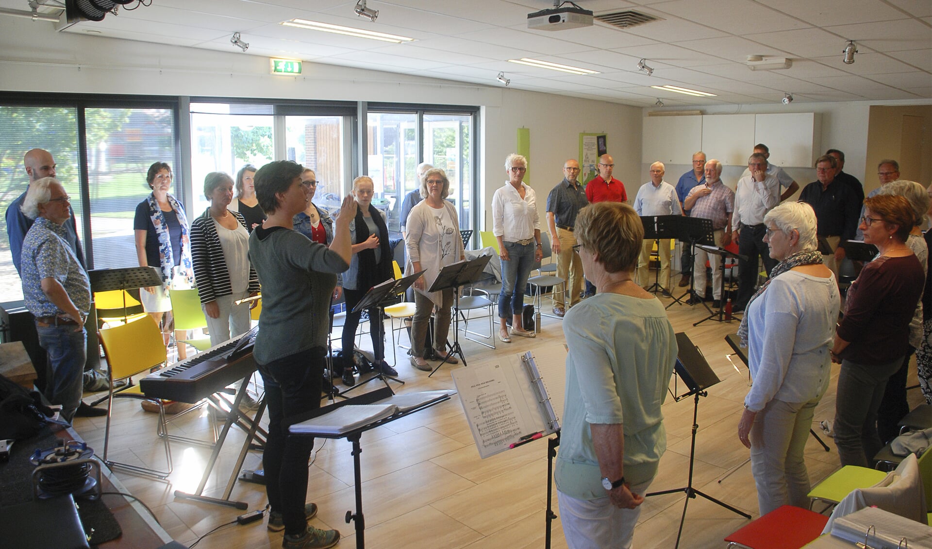 Zangpedagoge Ellen Pieterse werkt met veel energie samen met Classic WM diverse concertstukken door. Links Emile Engel en Evert-Jan de Groot. Foto: Ans ter Horst