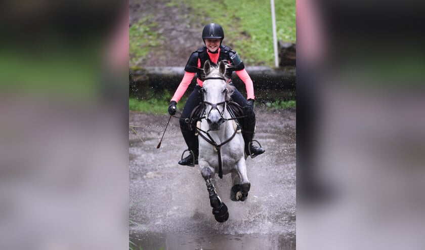 Ize Herwers met haar pony Bizarro Bonito. Foto: Evelien van Heuven