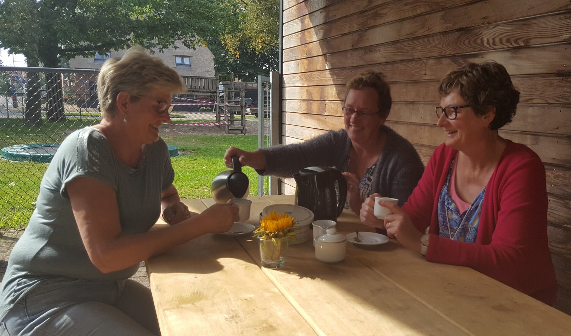 Angela Bokkers, Riet Hogenelst en Karin Klein Goldewijk, aan de koffie voor de Waareise.