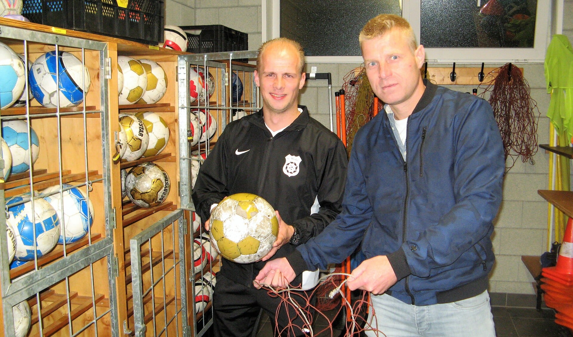 Sportclub Meddo-trainer Dennis Teunissen (links) en Roy Koldeweij van de technische commissie van de vijfdeklasser. Foto: Bart Kraan