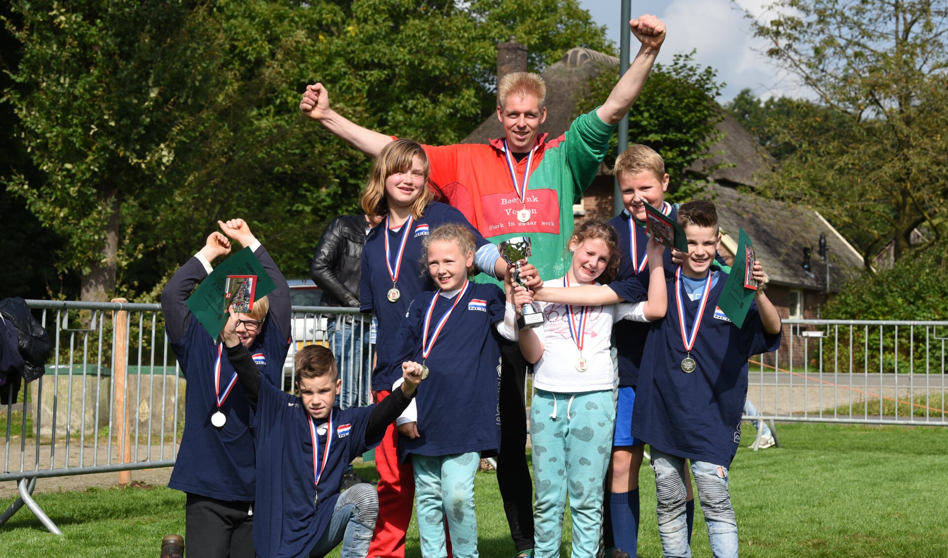 Het winnende team van de  SCCSSCHL school uit de Zelhemse buurtschap Wolfersveen    onder leiding van begeleider Stefan Groot Nuelend. Foto: PR