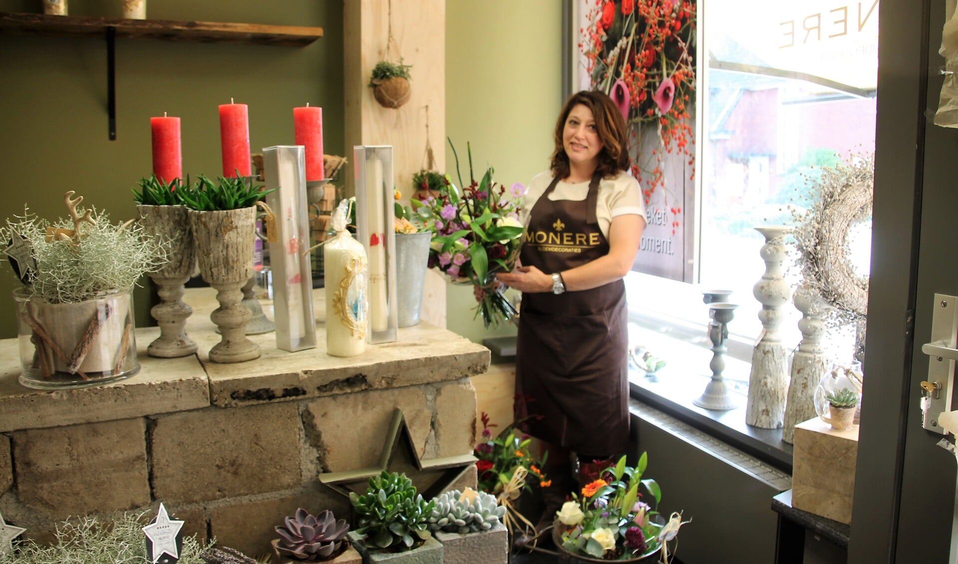 Monique Stevens van Monere Bloemdecoraties in haar nieuwe winkel. Foto: Lydia ter Welle