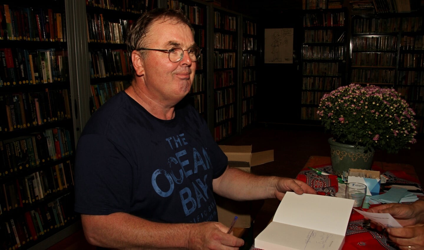 Co Eppink signeert zijn boek in de Flopbieb. Foto: Liesbeth Spaansen