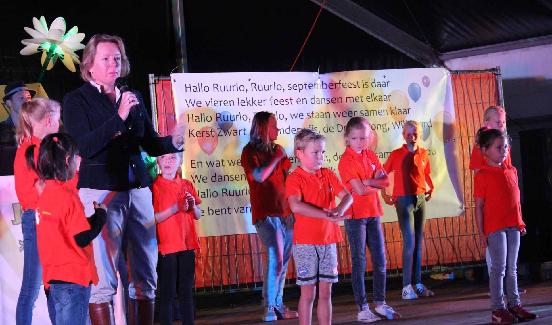 Wethouder Patricia Hoytink opende samen met de kinderen van de Willibordusschool de 55ste editie van de Ruurlose Septemberfeesten. Foto: Oranjevereniging Ruurlo. 
