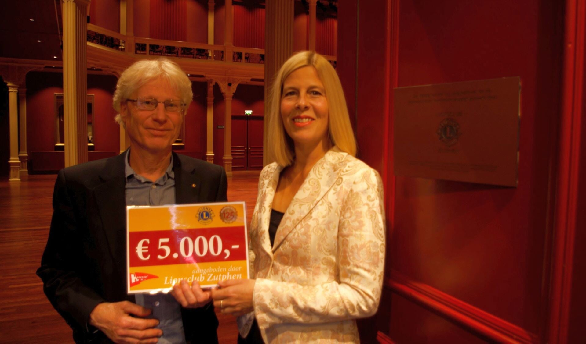 Jan Jansen en Miriam van Tiel naast de plaquette. Foto: Meike Wesselink