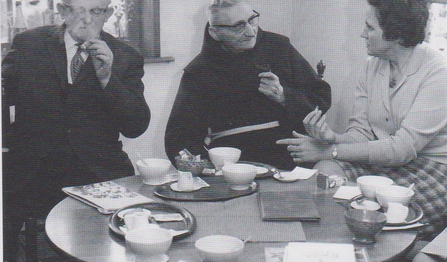 Frans Roes, pater M. Reinders en Riek Beskers, toen de Dialectkring nog 'Schrieverskring' was. Foto: PR