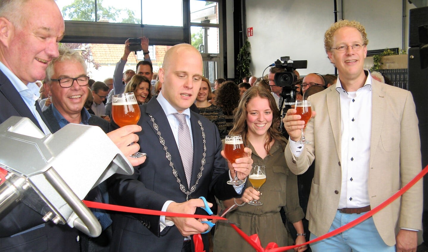 Burgemeester Bengevoord knipt het lint door. Naast hem Bart Looman, Onno Raspe (links), Liset Nusselder en Michiel van der Vaart (rechts). Foto: Bart Kraan