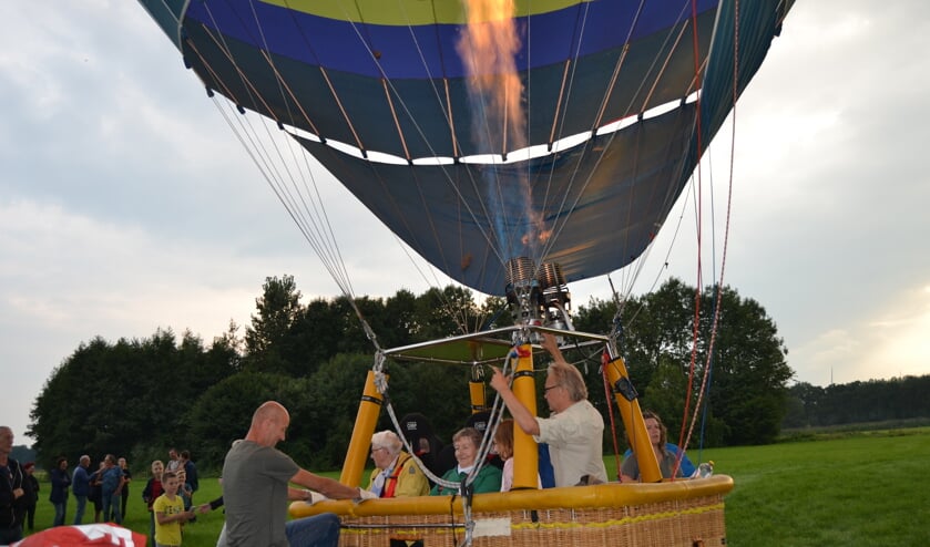 De dames zijn klaar voor de ballonvaart. Foto: Karin Stronks