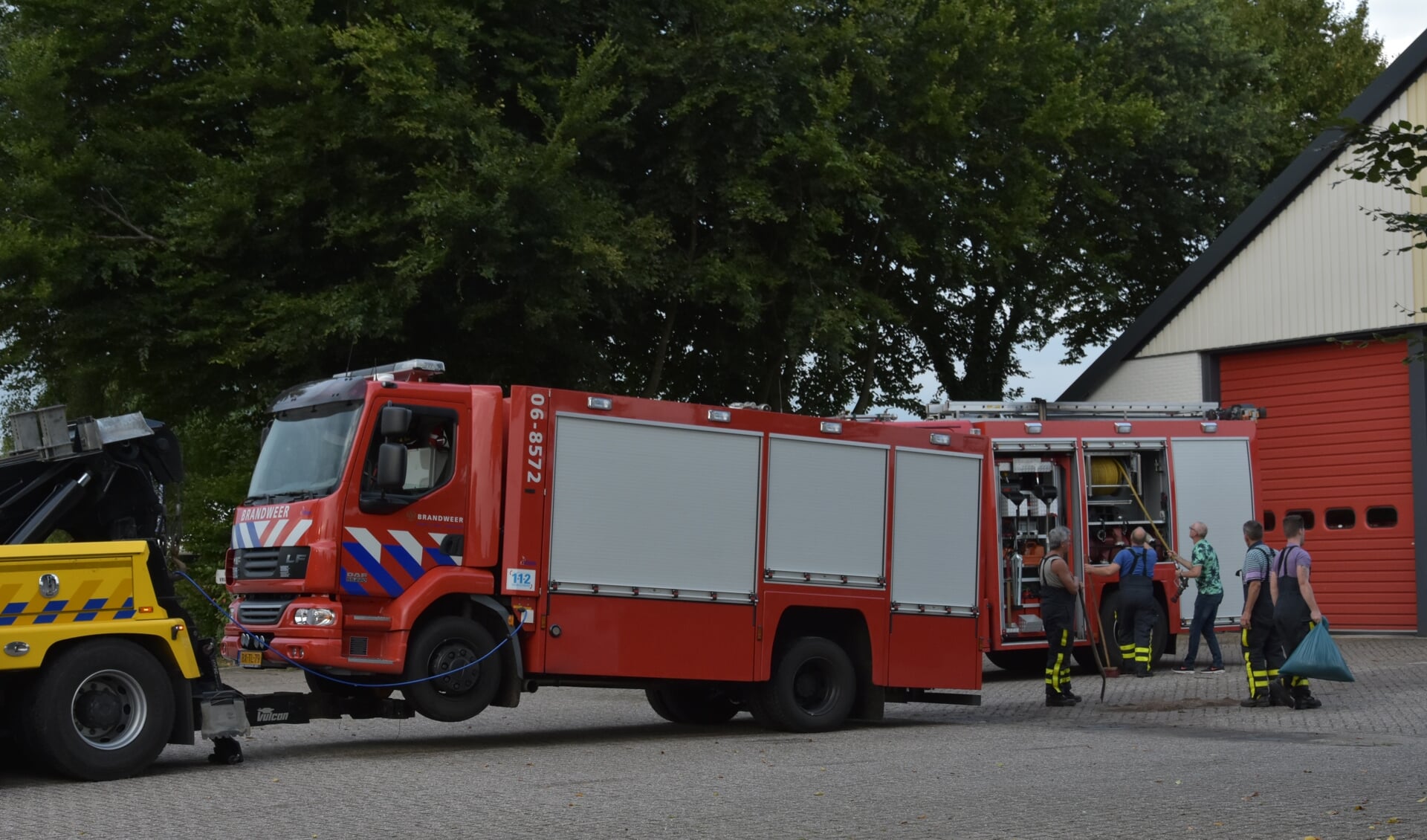 De brandweerwagen wordt afgesleept. Foto: Ginopress