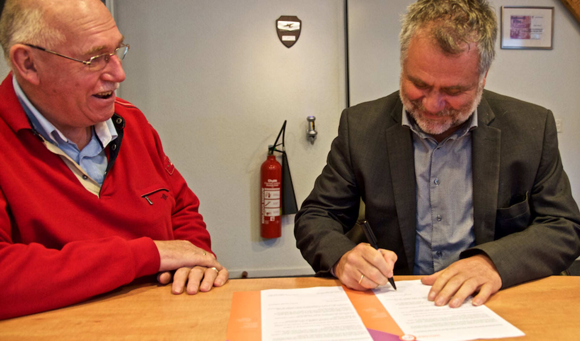 Lammert Blikman, voorzitter van Ideaal en projectleider Eugene Leenders van Omroep Gelderland ondertekenen de samenwerkingsovereenkomst. Foto: PR
