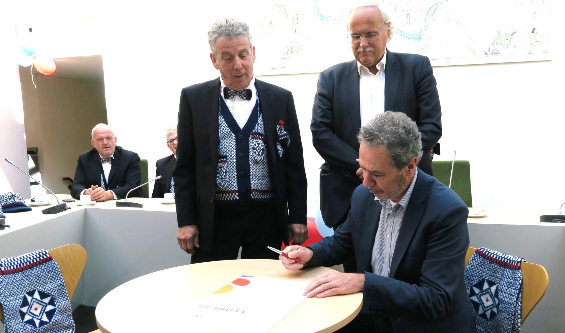 Onder het toeziend oog van René Hoijtink (rechts) en Johan klein Gunnewiek (links) ondertekent Leo Adriaanse het certificaat. Foto: Theo Huijskes