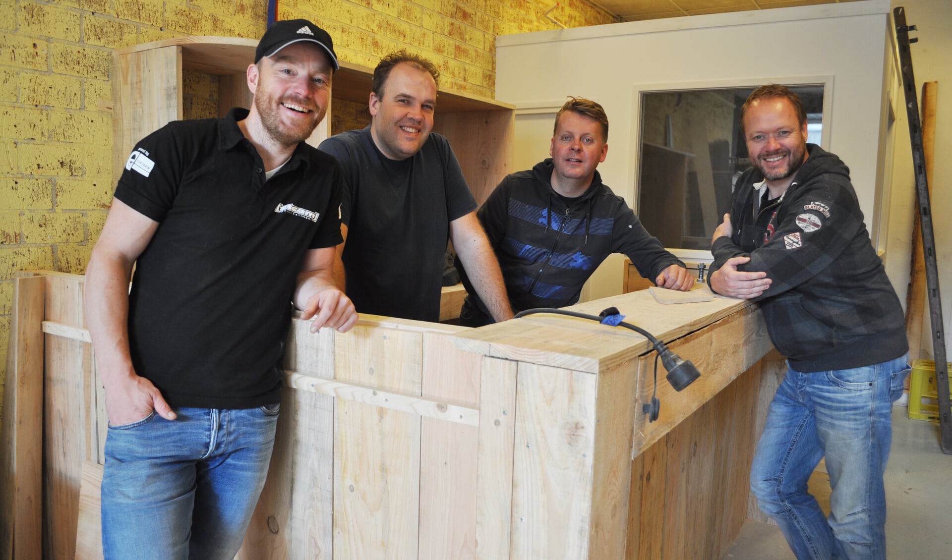Michaël Lammers, Bjorn Vije, Niek Molendijk en Nick Oostendorp in de ontvangstruimte van de Escaperoom. Foto: PR
