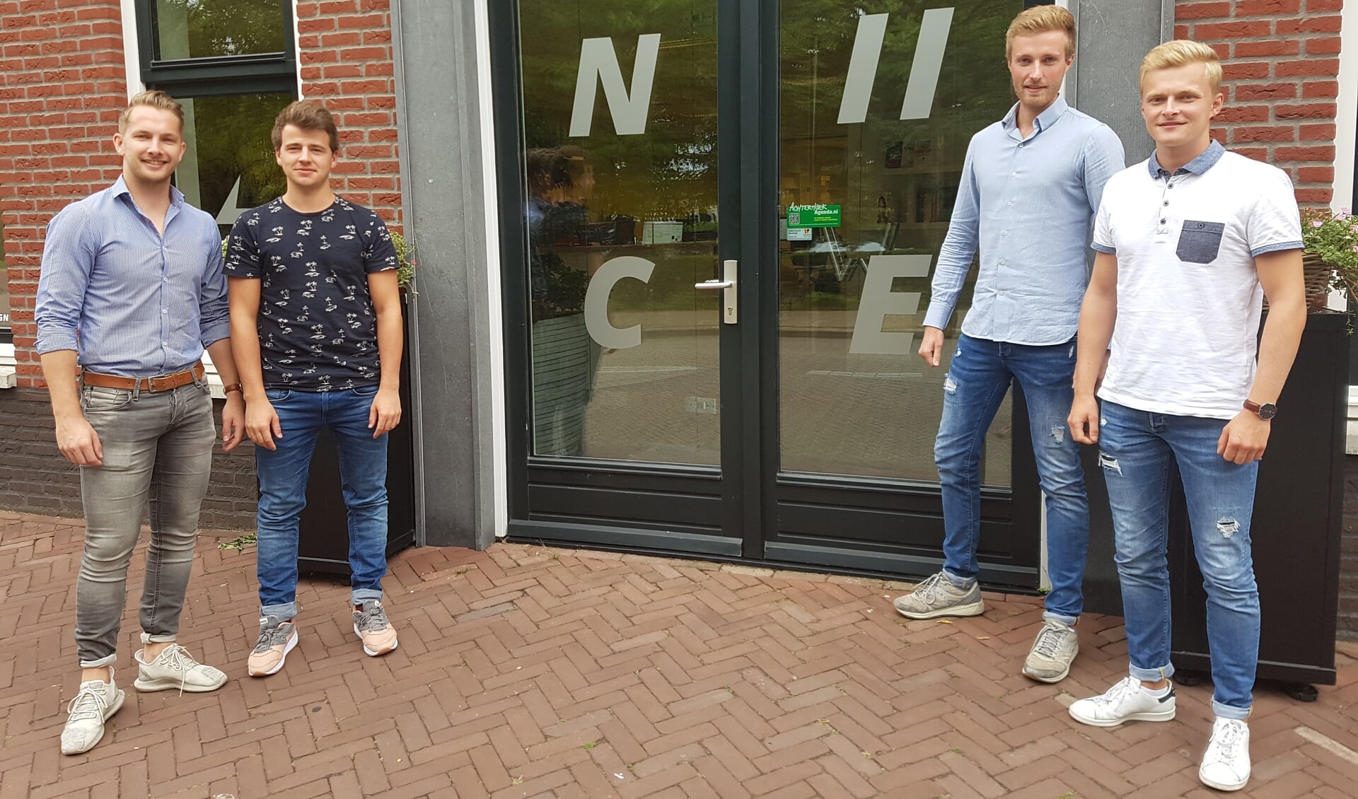 De mannen van Niice Digital Marketing voor hun nieuwe kantoor in Groenlo. 