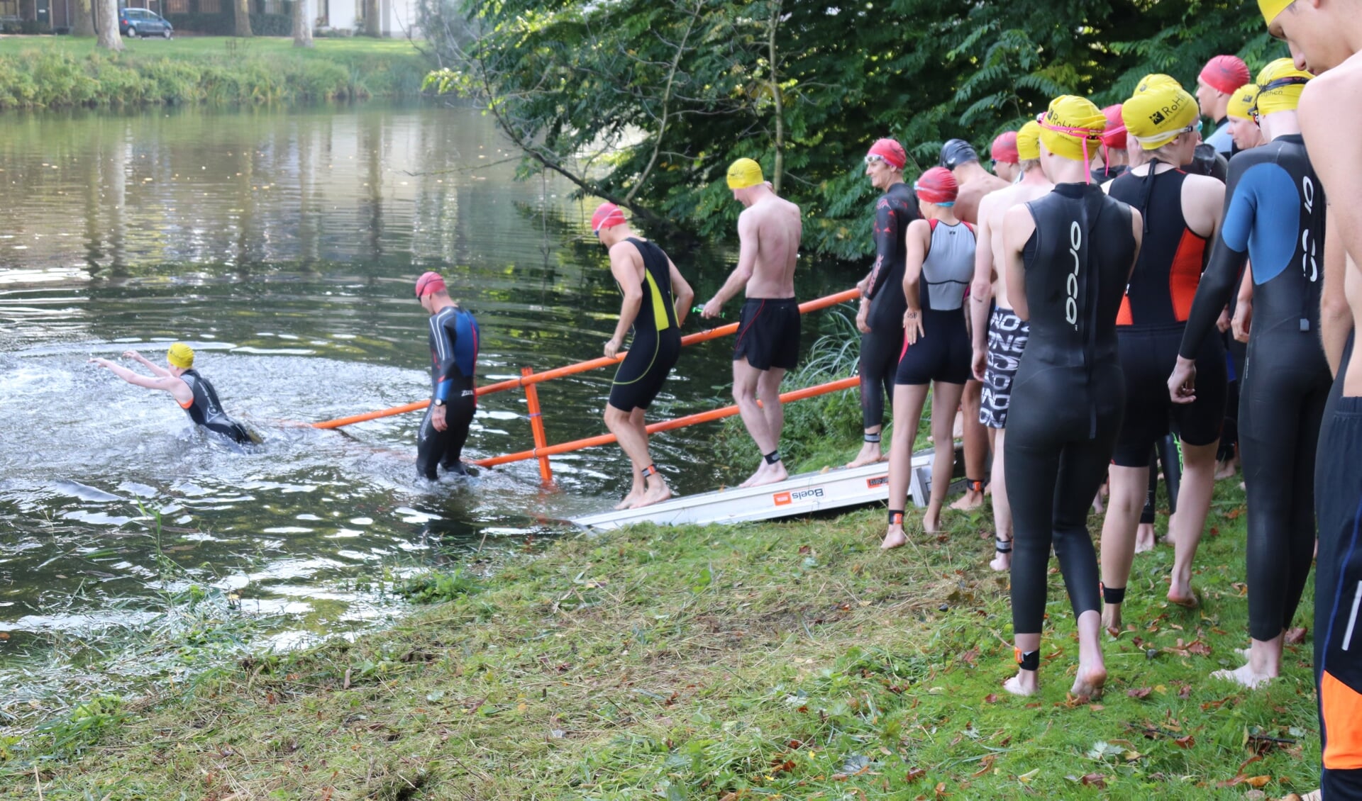 Deelnemers gaan het ijskoude water in voor het eerste onderdeel. Foto: Achterhoekfoto.nl/Marja Sangers-Bijl