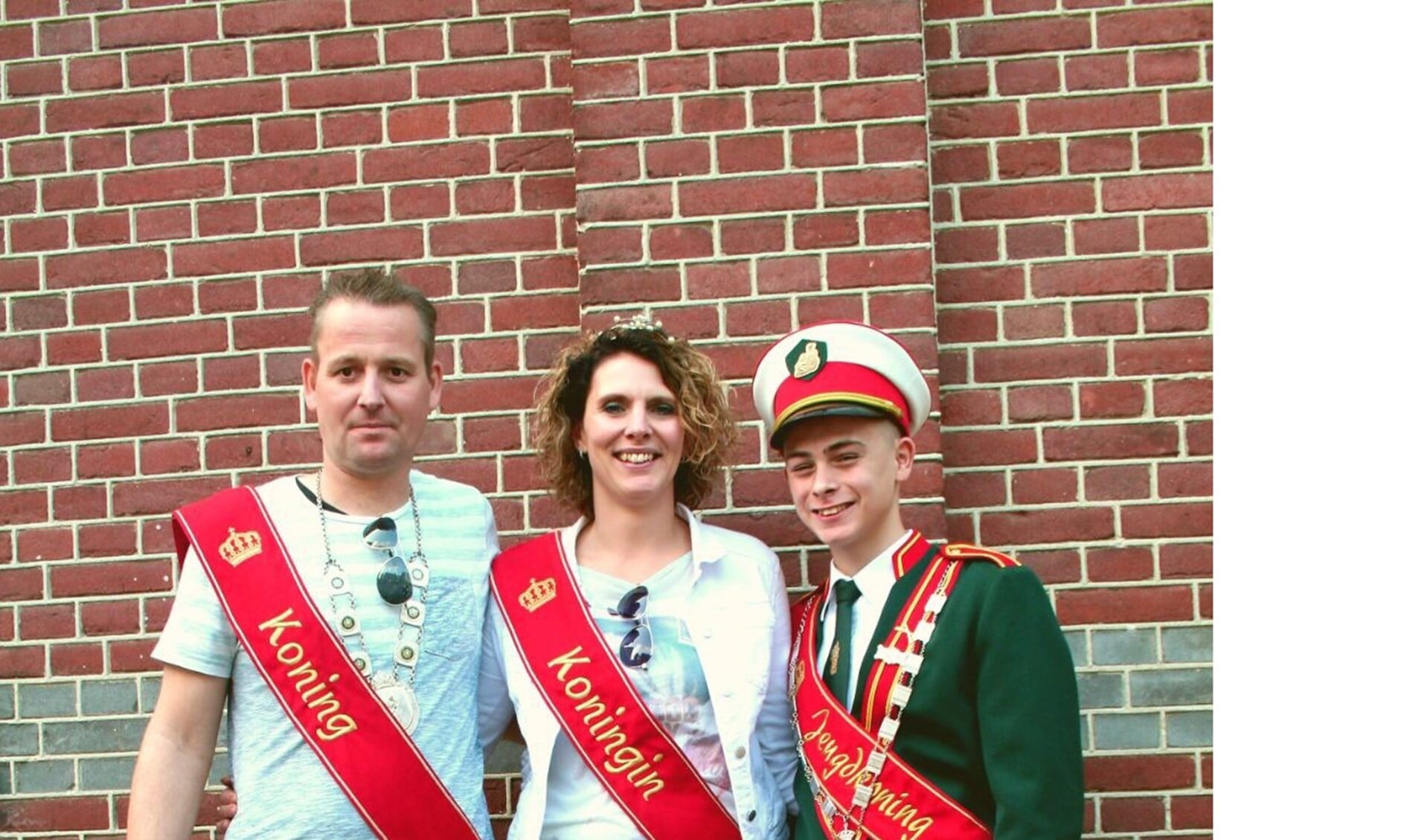 Willem Feukkink werd koning, met Karin als koningen; Robin Sewalt is de jeugdkoning. Foto: Roel Marcus 