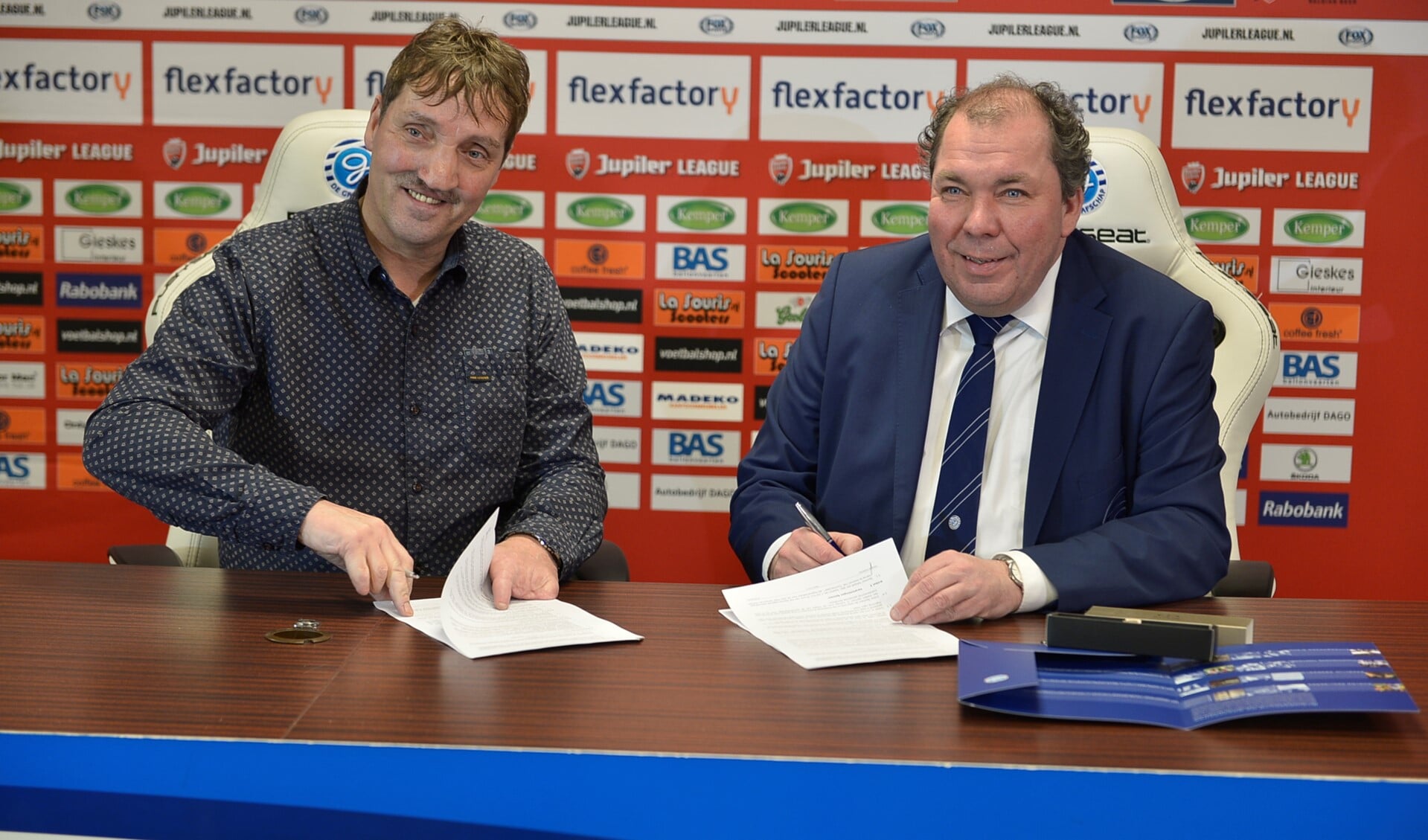 Herman Kemper en Hans Martijn Ostendorp tekenen het contract. Foto: PR