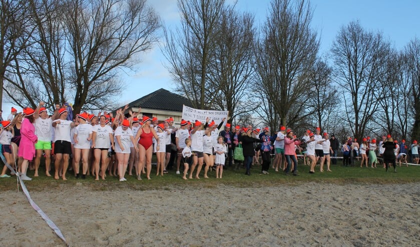 Sportievelingen gingen het koude water in. Foto:Marja Schulenberg 