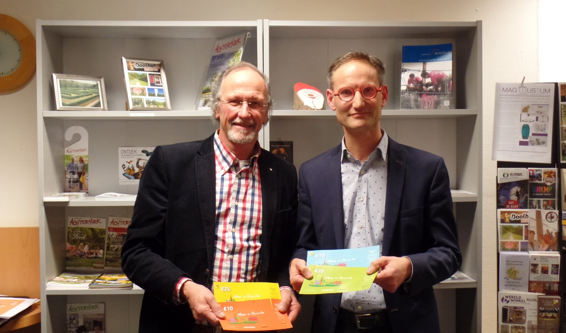 Voorzitter René Swienink (l) van de STAR en voorzitter Sven Bonsel van de ROV met de nieuwe 'Mooi in Ruurlo cadeaubonnen'. Foto: Jan Hendriksen, 