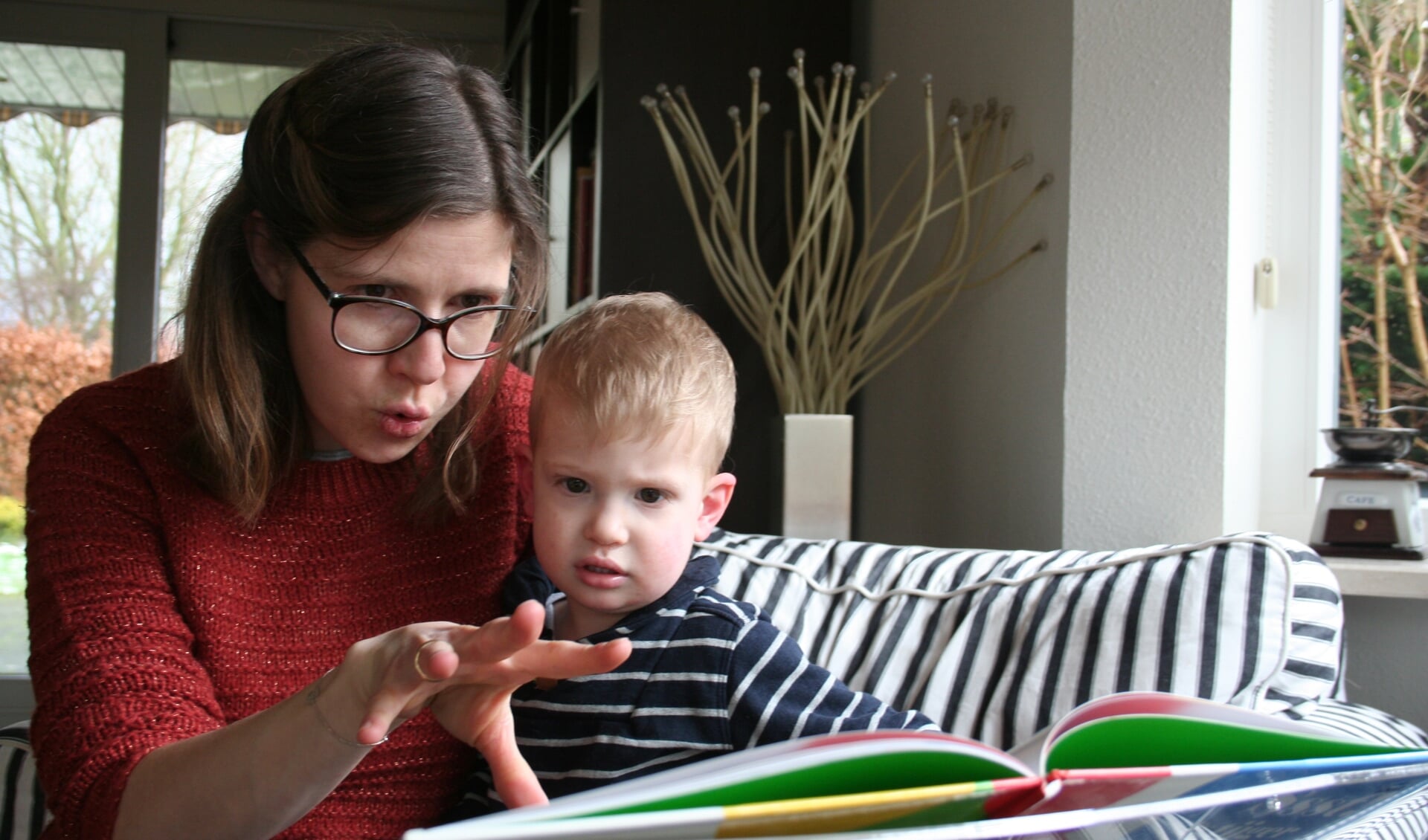 Eva leest haar zoontje voor met gebaren. Foto: Verona Westera