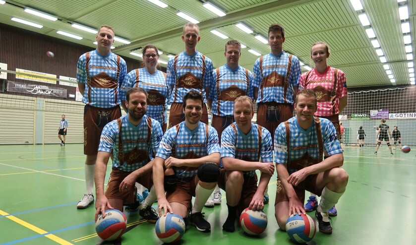 Als Oktoberfest-liefhebber en eigenaar van de webshop lederhosenwinkel.nl heeft Pim Michels (vooraan, tweede van links) zijn volleybalteam in het nieuw gestoken. Foto: Luuk Stam