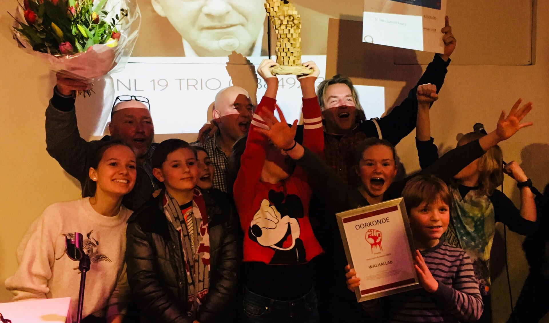 Marco Mout en de jongens en meiden van WALHALLAb houden trots de Kees Luesink Award omhoog. Foto: PR