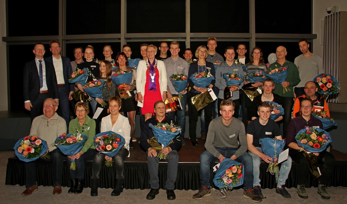Bijna alle kampioenen van Bronckhorst en de genomineerde vrijwilligers op het podium met burgemeester Besselink en wethouders Engels en Peppelman. Foto: Achterhoekfoto.nl/Liesbeth Spaansen