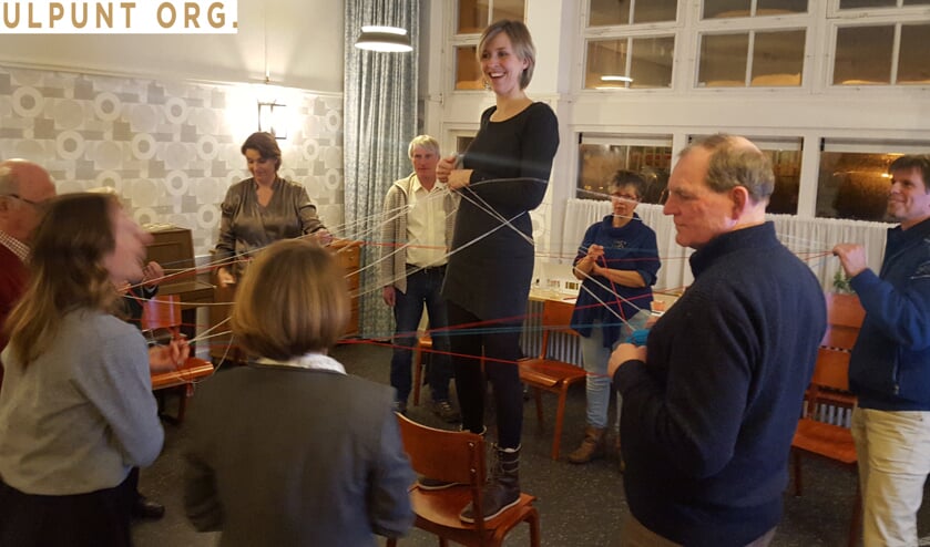 De deelnemers aan de inspiratiesessie onderzochten hoe ze letterlijk verbindingen konden leggen tussen de teamleden. Foto: pr