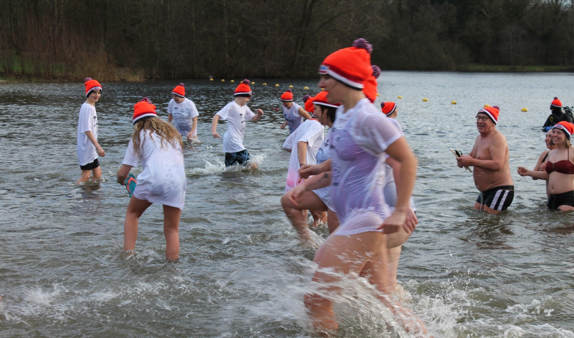 Sportievelingen gingen het koude water in. Foto: Marja Schulenberg 