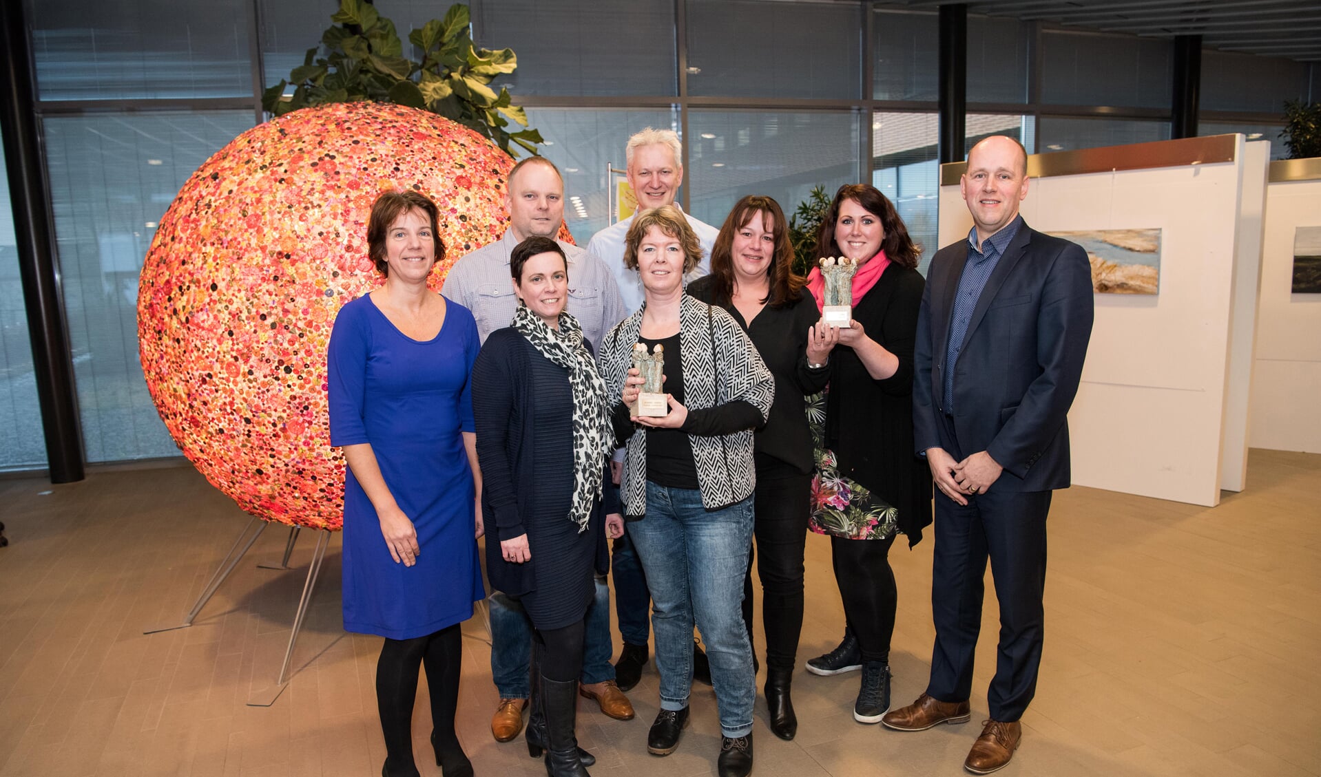 Winnaars DoeMEE Award 2017 met wethouder Patricia Withagen (gemeente Zutphen) en wethouder Bert Groot Wesseldijk (gemeente Lochem). Foto: PR