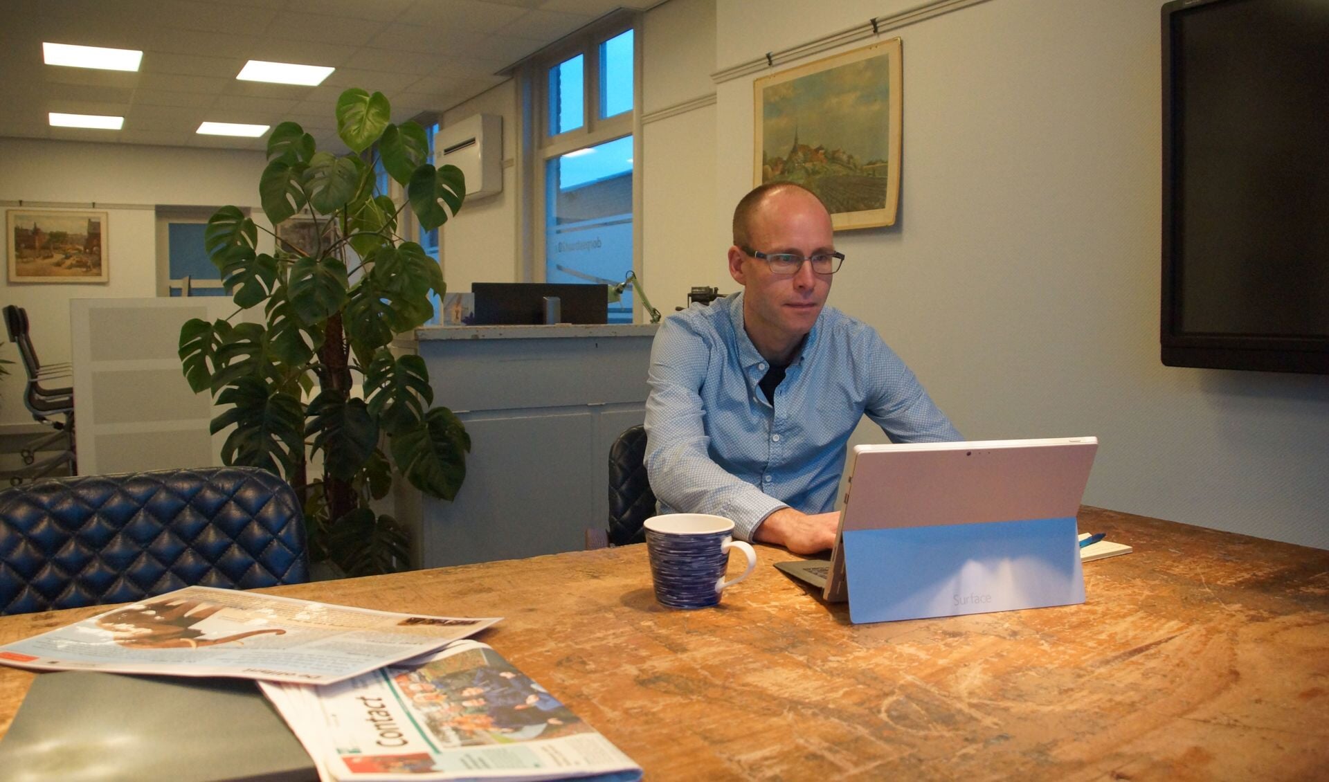 Wim Bielderman op zijn nieuwe werkplek aan de Dorpsstraat 20. Foto: Bernadet te Velthuis
