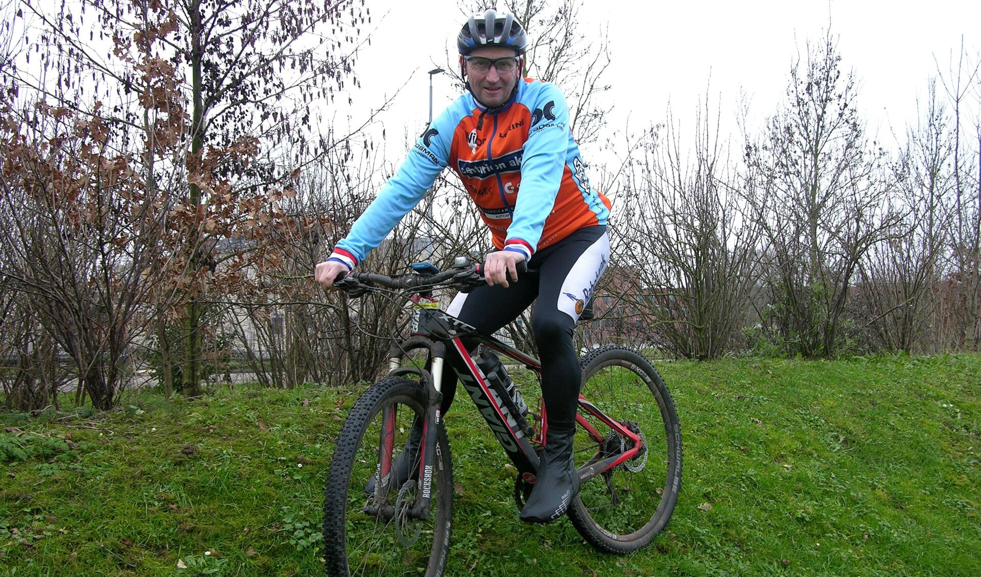 Voetbaltrainer Huub van Laarschot op zijn mountainbike, zijn tweede hobby naast het voetbal. Foto: John van der Kamp