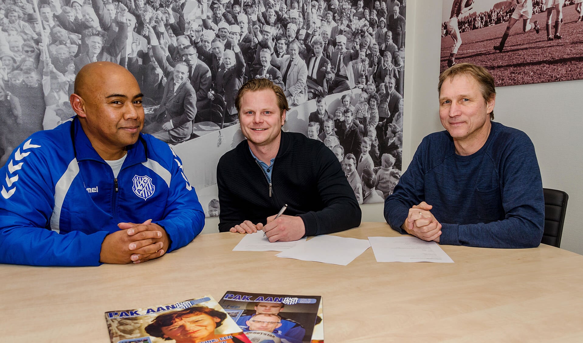 Tom Polman tekent zijn contract in het bijzijn van Jan Itjang (l), voorzitter commissie voetbal en Patrick Govaers (r), voorzitter AZC. Foto: PR