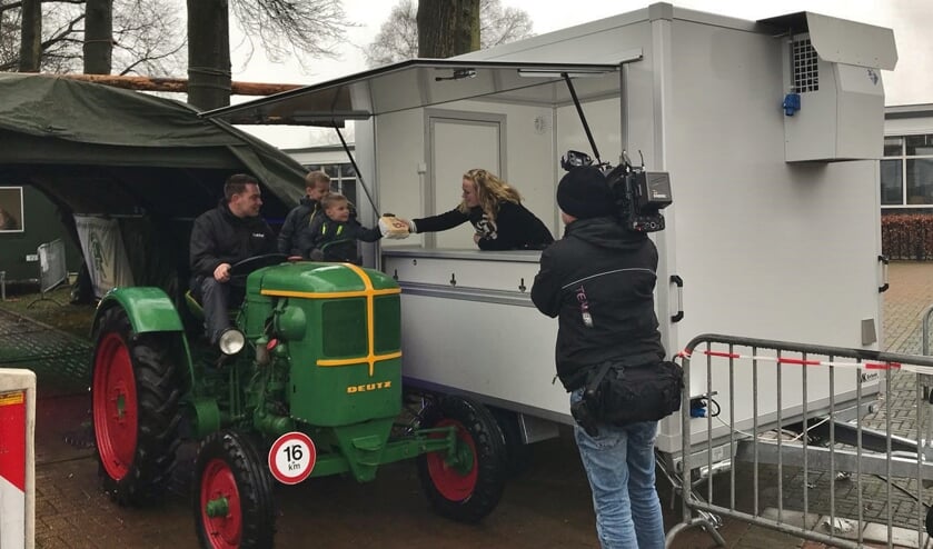 Zelfs te paard en met de trekker werd de overdekte oliebollen drive thru aangedaan.