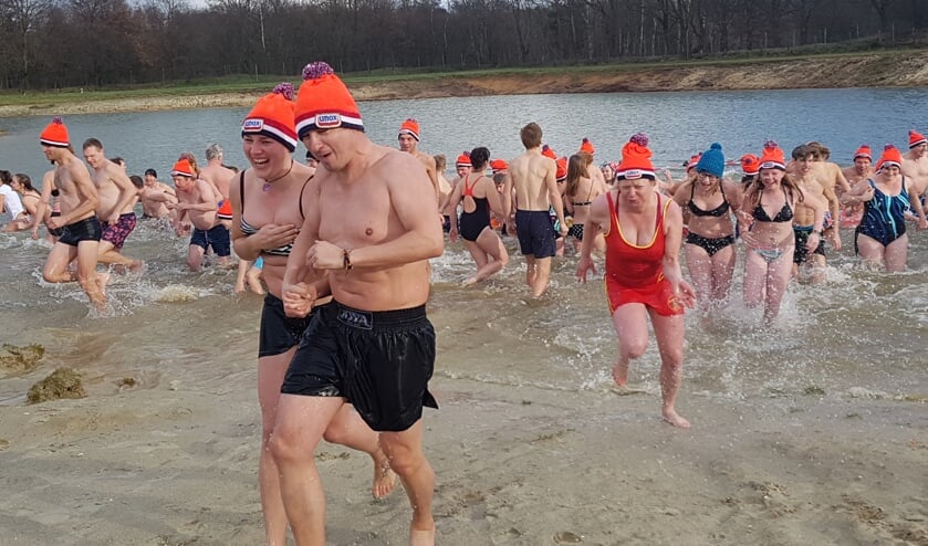 Ruim honderd deelnemers bij de Nieuwjaarsduik in Lievelde. foto: Kyra Broshuis
