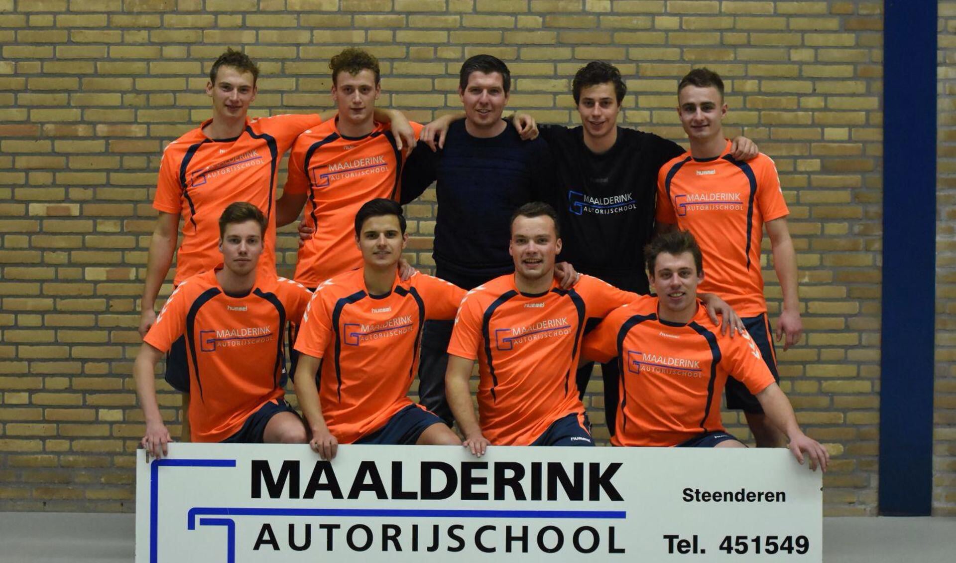 Het winnende team van de A-poule, Autobedrijf Maalderink. Foto: PR