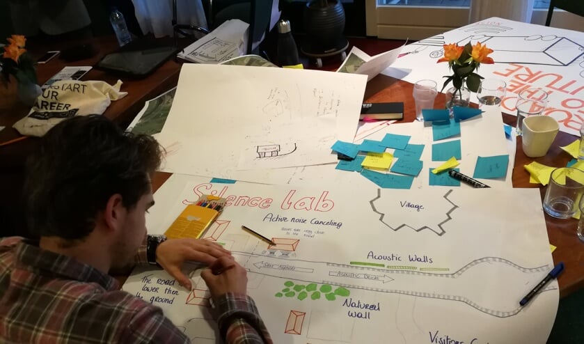 TU Delft studenten hard aan het werk voor de slimste weg. Foto: Rob Weeber