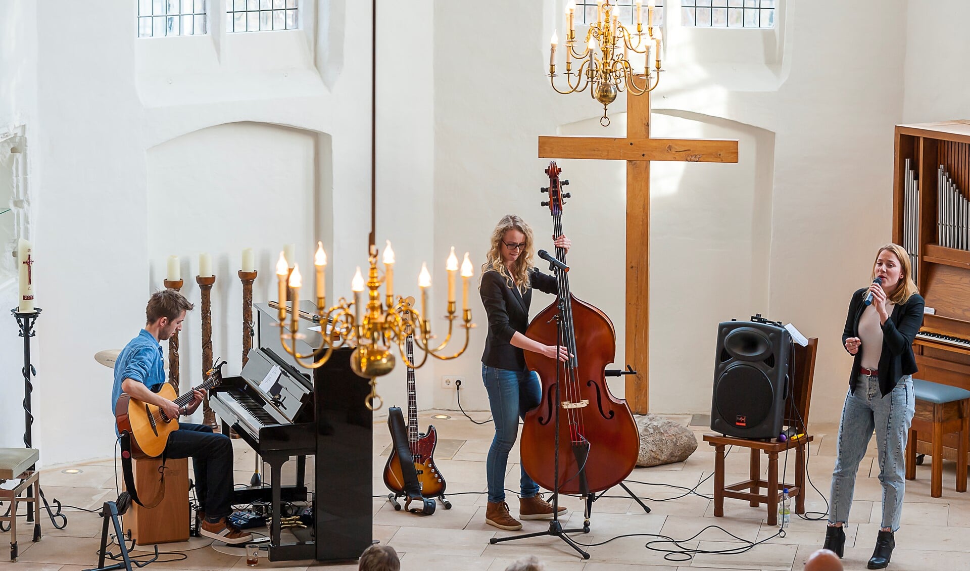 Green Valentine speelt akoestisch in de Silvoldse kerk. Foto: Henk van Raaij