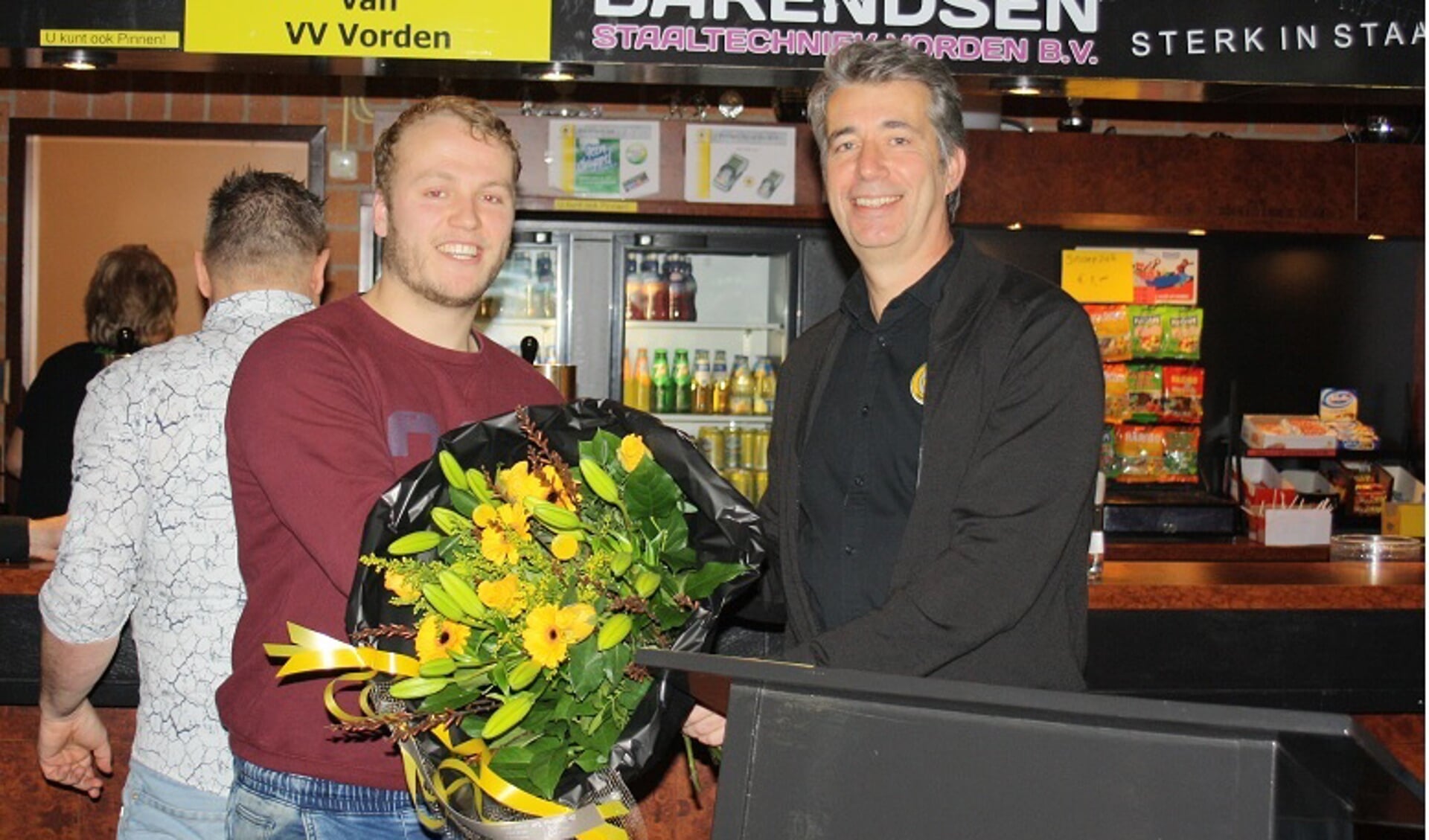 Roy Böhmer, eigenaar de Reehorst, werd namens bestuurslid Hans Boers (r) bedankt voor de sponsoring. Foto: PR